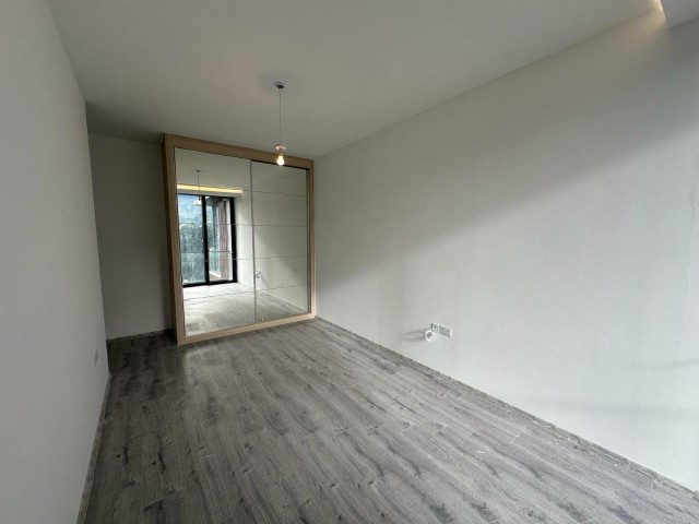 KIBRIS GİRNE BELLAPAİS YOLU ÜZERİNDE ÖZEL TERASLI VE TERASTA JAKUZİ ALT YAPISINA SAHİP, MUHTEŞEM  DAĞ  VE DENİZ MANZARALI SATILIK 3+1 PENTHOUSE DAİRE