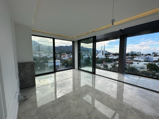 3+1 PENTHOUSE-WOHNUNG ZUM VERKAUF AUF ZYPERN KYRENIA BELLAPAIS ROAD MIT PRIVATER TERRASSE UND JACUZZI-INFRASTRUKTUR AUF DER TERRASSE, MIT ATEMBERAUBENDEM BERGBLICK UND MEERBLICK