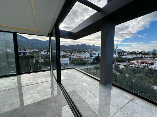 3+1 PENTHOUSE-WOHNUNG ZUM VERKAUF AUF ZYPERN KYRENIA BELLAPAIS ROAD MIT PRIVATER TERRASSE UND JACUZZI-INFRASTRUKTUR AUF DER TERRASSE, MIT ATEMBERAUBENDEM BERGBLICK UND MEERBLICK