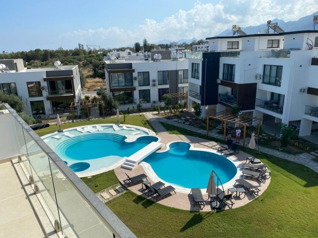 VOLLSTÄNDIG MÖBLIERTE 3+1 TRIPLEX-VILLA ZUM VERKAUF IN ZYPERN GIRNE ZEYTİNLİK BEREICH INNERHALB EINES 3+1-GELÄNDES MIT POOL