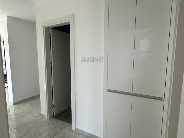 KIBRIS GİRNE BELLAPAİS YOLU ÜZERİNDE ÖZEL TERASLI VE TERASTA JAKUZİ ALT YAPISINA SAHİP, MUHTEŞEM  DAĞ  VE DENİZ MANZARALI SATILIK 3+1 PENTHOUSE DAİRE