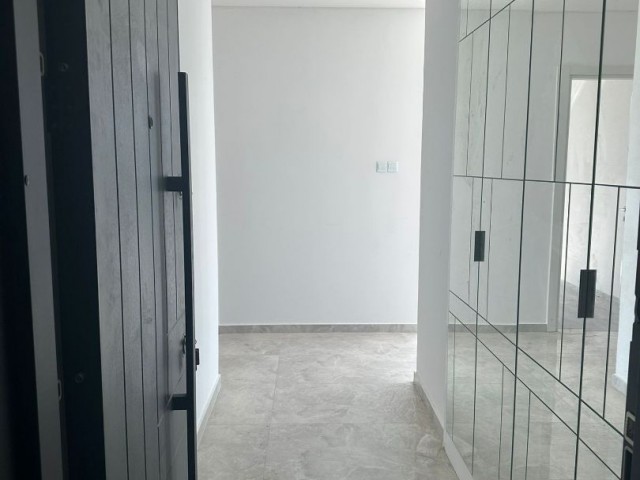 KIBRIS GİRNE BELLAPAİS YOLU ÜZERİNDE ÖZEL TERASLI VE TERASTA JAKUZİ ALT YAPISINA SAHİP, MUHTEŞEM  DAĞ  VE DENİZ MANZARALI SATILIK 3+1 PENTHOUSE DAİRE