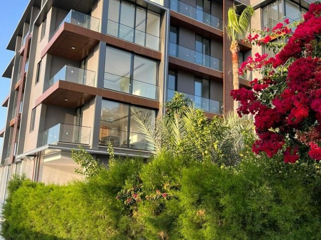 3+1 PENTHOUSE-WOHNUNG ZUM VERKAUF AUF ZYPERN KYRENIA BELLAPAIS ROAD MIT PRIVATER TERRASSE UND JACUZZI-INFRASTRUKTUR AUF DER TERRASSE UND MIT ATEMBERAUBENDEM BERGBLICK UND MEERBLICK