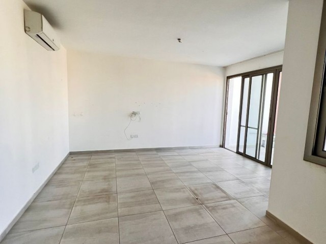 2+1 WOHNUNG ZU VERKAUFEN MIT GROSSEM GARTEN UND BALKON AUF EINEM GRUNDSTÜCK MIT GEMEINSAMEN POOL IN ZEYTİNLİK ZYPERN