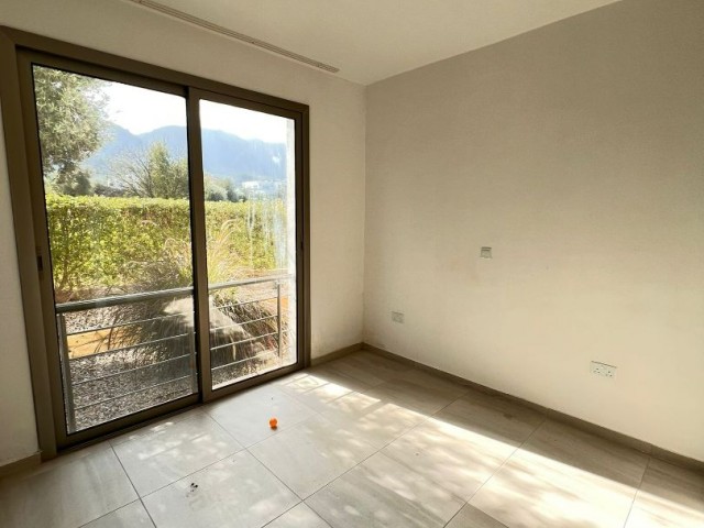 2+1 WOHNUNG ZU VERKAUFEN MIT GROSSEM GARTEN UND BALKON AUF EINEM GRUNDSTÜCK MIT GEMEINSAMEN POOL IN ZEYTİNLİK ZYPERN