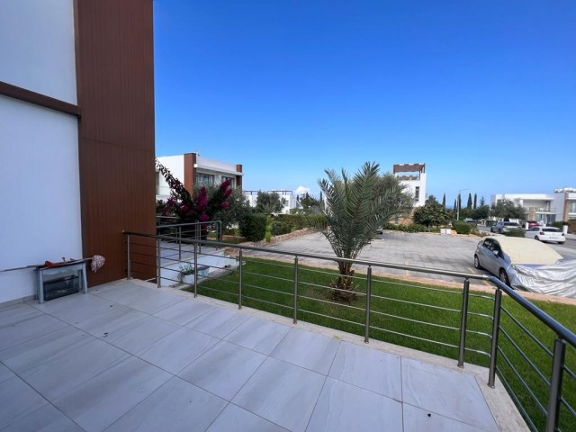 آپارتمان 2+1 ویلا مانند برای فروش با باغ اختصاصی و حمام کامل در سایتی با استخر در منطقه GIRNE ZEYTİNLİK قبرس