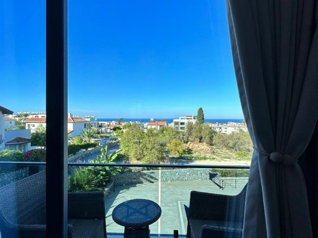 2+1 WOHNUNGEN ZUM VERKAUF IN ZYPERN GIRNE ALSANCAK REGION MIT GESCHLOSSENEM PARKPLATZ, TERRASSE, BERGBLICK, MEERBLICK