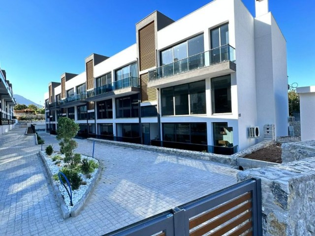 2+1 WOHNUNGEN ZUM VERKAUF IN ZYPERN GIRNE ALSANCAK REGION MIT GESCHLOSSENEM PARKPLATZ, TERRASSE, BERGBLICK, MEERBLICK