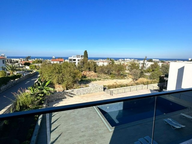 2+1 WOHNUNGEN ZUM VERKAUF IN ZYPERN GIRNE ALSANCAK REGION MIT GESCHLOSSENEM PARKPLATZ, TERRASSE, BERGBLICK, MEERBLICK