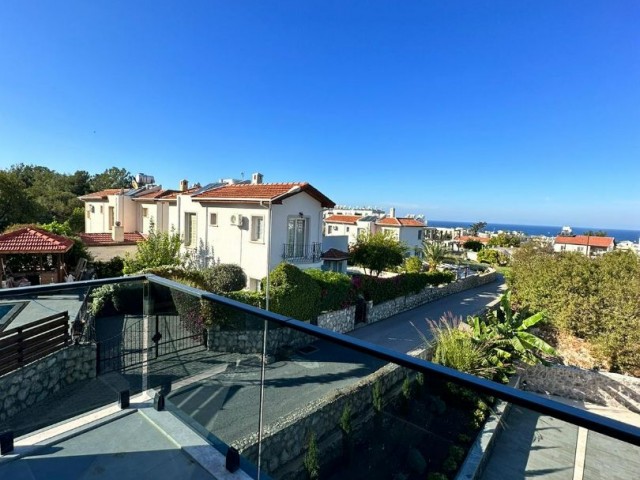 2+1 WOHNUNGEN ZUM VERKAUF IN ZYPERN GIRNE ALSANCAK REGION MIT GESCHLOSSENEM PARKPLATZ, TERRASSE, BERGBLICK, MEERBLICK