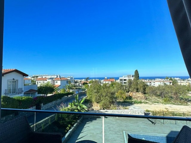 2+1 WOHNUNGEN ZUM VERKAUF IN ZYPERN GIRNE ALSANCAK REGION MIT GESCHLOSSENEM PARKPLATZ, TERRASSE, BERGBLICK, MEERBLICK