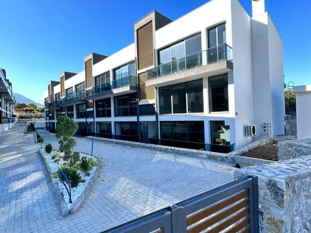 2+1 WOHNUNGEN ZUM VERKAUF IN ZYPERN GIRNE ALSANCAK REGION MIT GESCHLOSSENEM PARKPLATZ, TERRASSE, BERGBLICK, MEERBLICK