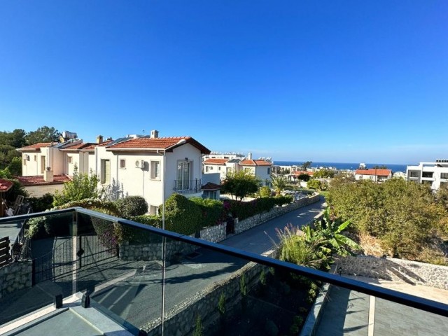 2+1 WOHNUNGEN ZUM VERKAUF IN ZYPERN GIRNE ALSANCAK REGION MIT GESCHLOSSENEM PARKPLATZ, TERRASSE, BERGBLICK, MEERBLICK