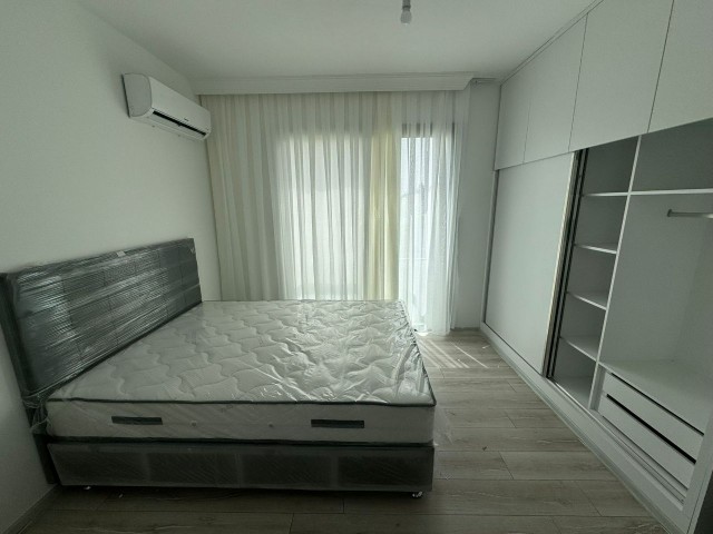 LEFKOŞA YENİŞEHİR'DE  EBEVEYN  BANYOLU FULL SIFIR   EŞYALI ŞEHİR  MANZARALI  SATILIK 2+1 DAİRE 