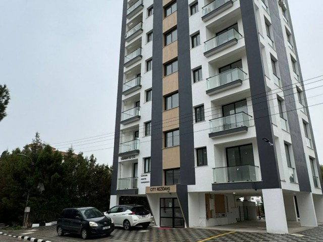 LEFKOŞA YENİŞEHİR'DE  EBEVEYN  BANYOLU FULL SIFIR   EŞYALI ŞEHİR  MANZARALI  SATILIK 2+1 DAİRE 