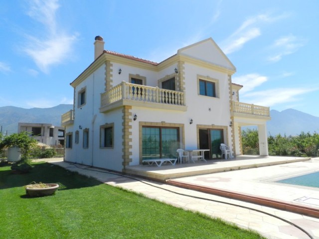 Alsancak'ta 4+1 satılık villa