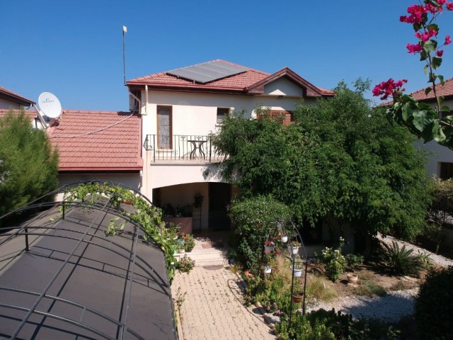 Girne Alsancak,da 4+1 Satılık Villa