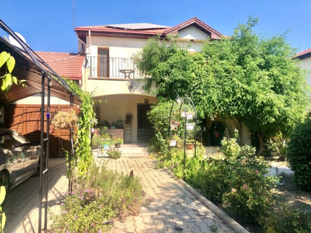 Girne Alsancak,da 4+1 Satılık Villa