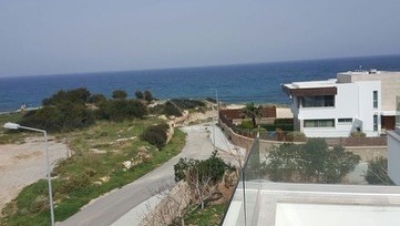 20m luxury villa with pool very close to the sea ** 