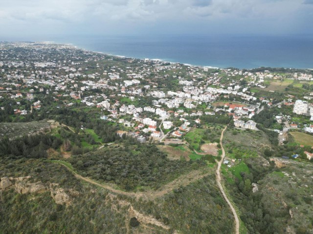 Lapta’da panoramik dağ ve deniz manzaralı satılık arsa nitelikli arazi