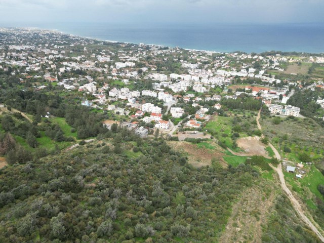 Lapta’da panoramik dağ ve deniz manzaralı satılık arsa nitelikli arazi