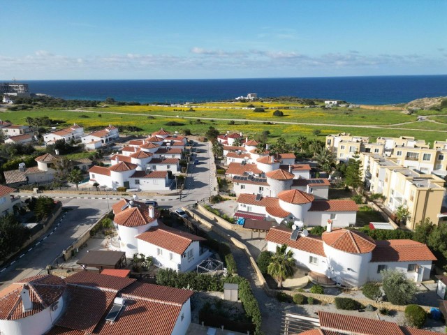 Unsere Villa liegt 500 Meter vom Meer entfernt, 700 m2 Land, 3+1 Mehrwertsteuer bezahlt, in einer herrlichen Lage, daneben sollen neue Hotels gebaut werden.