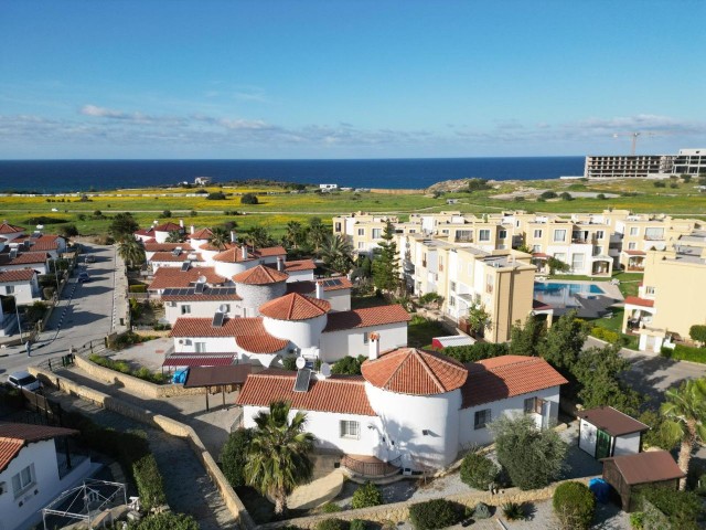 Unsere Villa liegt 500 Meter vom Meer entfernt, 700 m2 Land, 3+1 Mehrwertsteuer bezahlt, in einer herrlichen Lage, daneben sollen neue Hotels gebaut werden.