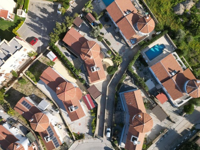 Unsere Villa liegt 500 Meter vom Meer entfernt, 700 m2 Land, 3+1 Mehrwertsteuer bezahlt, in einer herrlichen Lage, daneben sollen neue Hotels gebaut werden.