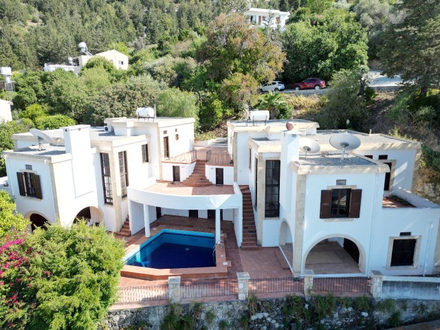 2 inns ( 2 villas ) for sale in a land with an unbeatable view