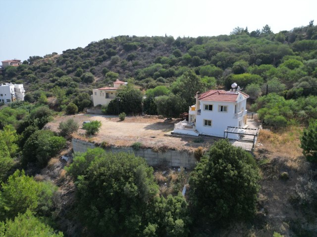 Yesiltepe schließt nicht, es liegt ganz in der Nähe neuer Brücken und Projekte in der wertvollen Region mit Berg- und Meerblick. 1152 m2. Auf dem Grundstück befanden sich 3 + 1 alte Häuser, ein neues Haus oder ein zusätzliches Haus können genehmigt werden