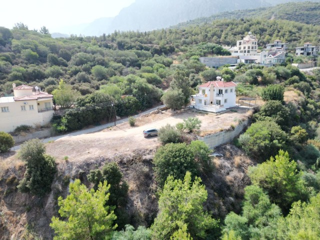 Yesiltepe does not close, with its mountain and sea view, very close to new bridges and projects in the precious region 1152 m2 There were 3 + 1 old houses in the land, new house or extra house can be made approved