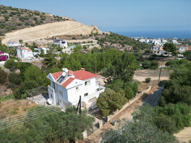 Yesiltepe schließt nicht, es liegt ganz in der Nähe neuer Brücken und Projekte in der wertvollen Region mit Berg- und Meerblick. 1152 m2. Auf dem Grundstück befanden sich 3 + 1 alte Häuser, ein neues Haus oder ein zusätzliches Haus können genehmigt werden