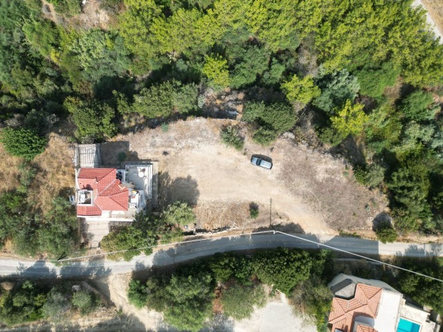 Yesiltepe does not close, with its mountain and sea view, very close to new bridges and projects in the precious region 1152 m2 There were 3 + 1 old houses in the land, new house or extra house can be made approved