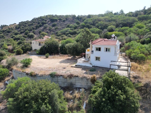 Yesiltepe does not close, with its mountain and sea view, very close to new bridges and projects in the precious region 1152 m2 There were 3 + 1 old houses in the land, new house or extra house can be made approved