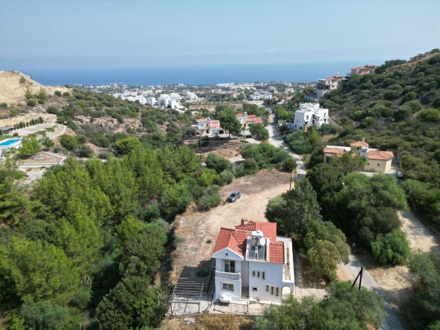 Yesiltepe does not close, with its mountain and sea view, very close to new bridges and projects in the precious region 1152 m2 There were 3 + 1 old houses in the land, new house o