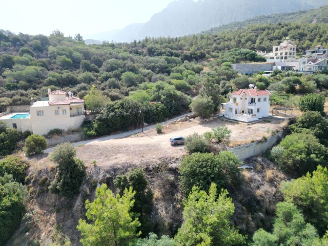 Yesiltepe does not close, with its mountain and sea view, very close to new bridges and projects in the precious region 1152 m2 There were 3 + 1 old houses in the land, new house or extra house can be made approved