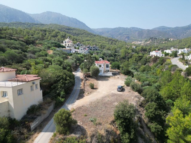 Yesiltepe schließt nicht, es liegt ganz in der Nähe neuer Brücken und Projekte in der wertvollen Region mit Berg- und Meerblick. 1152 m2. Auf dem Grundstück befanden sich 3 + 1 alte Häuser, ein neues Haus oder ein zusätzliches Haus können genehmigt werden