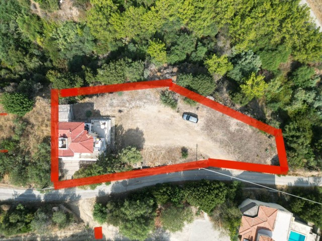 Yesiltepe does not close, with its mountain and sea view, very close to new bridges and projects in the precious region 1152 m2 There were 3 + 1 old houses in the land, new house or extra house can be made approved