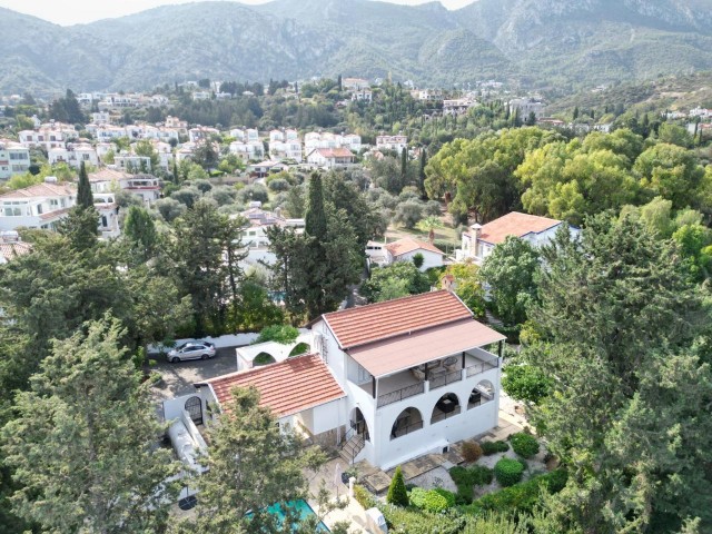 1 Hektar großer Garten mit freiem Blick und Pool