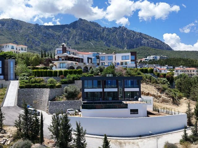 ULTRA-LUXUSVILLA KAPANAMZ MIT MEER- UND BERGBLICK