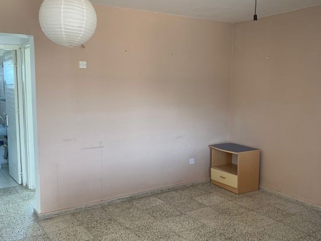 ZU VERKAUFEN IN NIKOSIA DEREOYUN ((SCHNÄPPCHEN-PREIS GELEGENHEIT WOHNUNG)) 2 + 1 WOHNUNG ** 