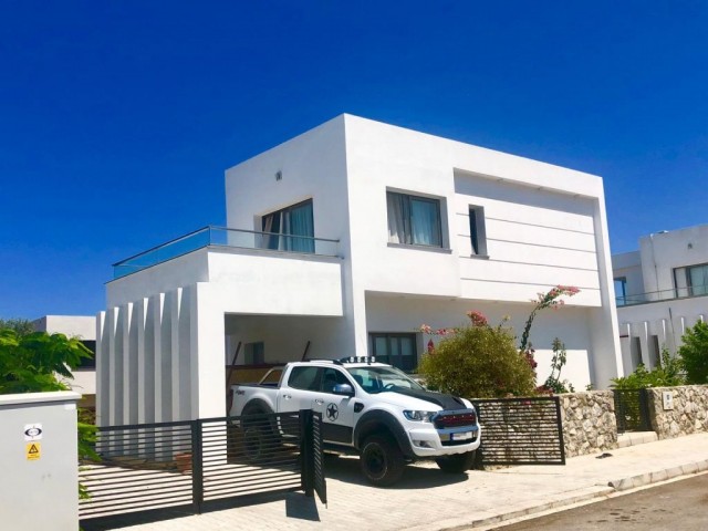 Girne Edremit'te Çevre Yolu Üzerinde Satılık 3+1 Modern Villa 