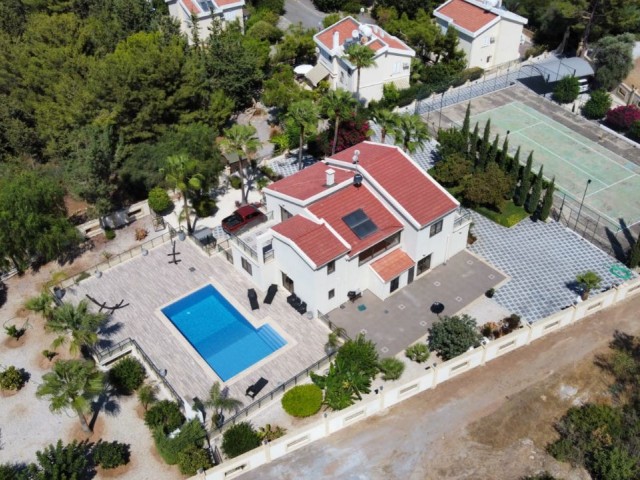 Llogara Luxusvilla zum Verkauf in fantastischer Lage in Alsancak und in 2 Hektar freistehendem Land!