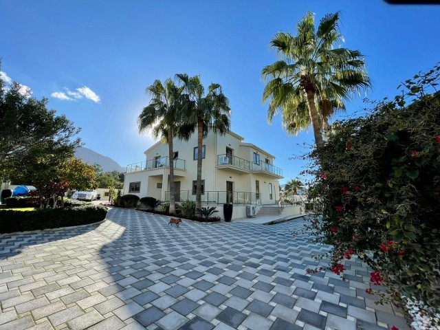 Llogara Luxusvilla zum Verkauf in fantastischer Lage in Alsancak und in 2 Hektar freistehendem Land! ** 