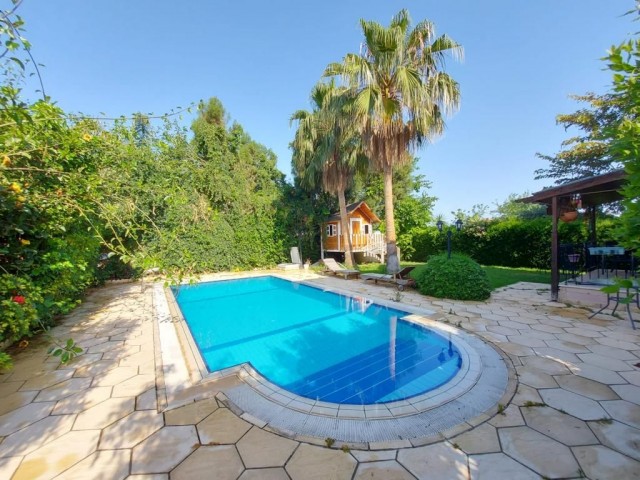 4 + 1 VILLAS FOR SALE IN A WELL-KEPT GARDEN WITH A PRIVATE POOL IN THE ALSANCAK REGION! ** 