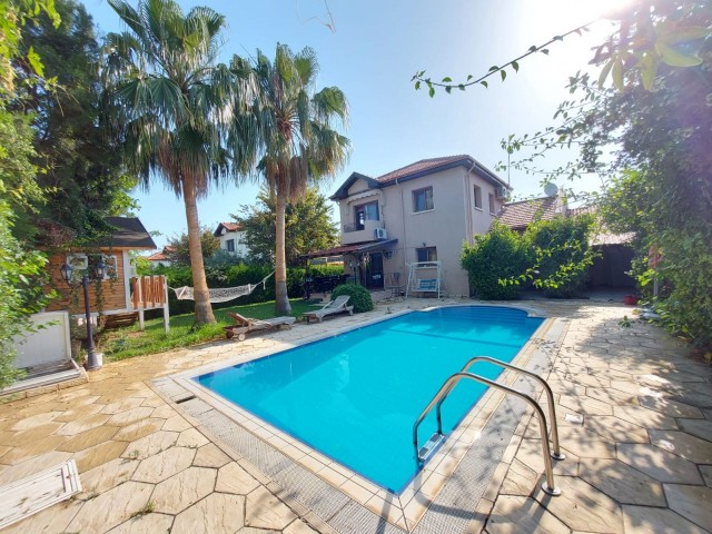 4 + 1 VILLAS FOR SALE IN A WELL-KEPT GARDEN WITH A PRIVATE POOL IN THE ALSANCAK REGION! ** 