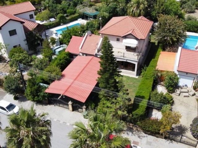 4 + 1 VILLAS FOR SALE IN A WELL-KEPT GARDEN WITH A PRIVATE POOL IN THE ALSANCAK REGION! ** 