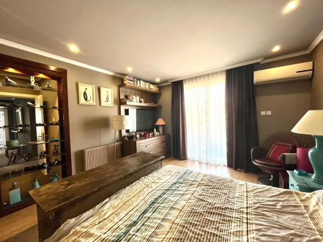 LUXUS MÖBLIERTE DREI-ZIMMER-PENTHOUSE ZUM VERKAUF IM ZENTRUM VON KYRENIA! ** 