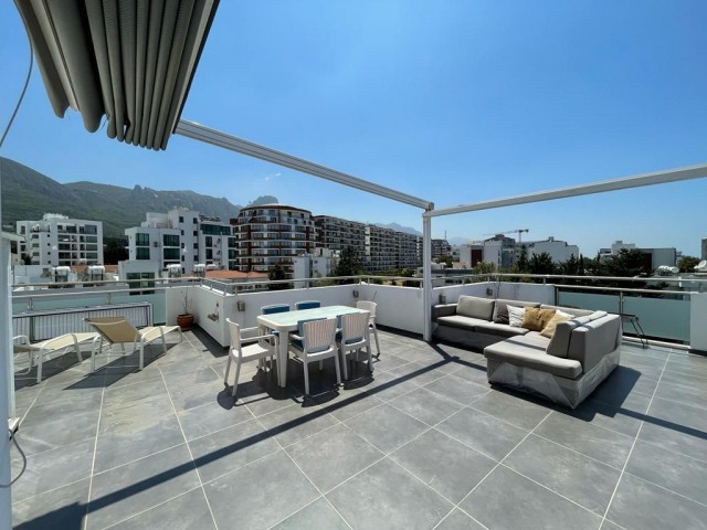 3 + 1 PENTHOUSE ZUM VERKAUF MIT GROßER TERRASSE IM ZENTRUM VON KYRENIA ** 