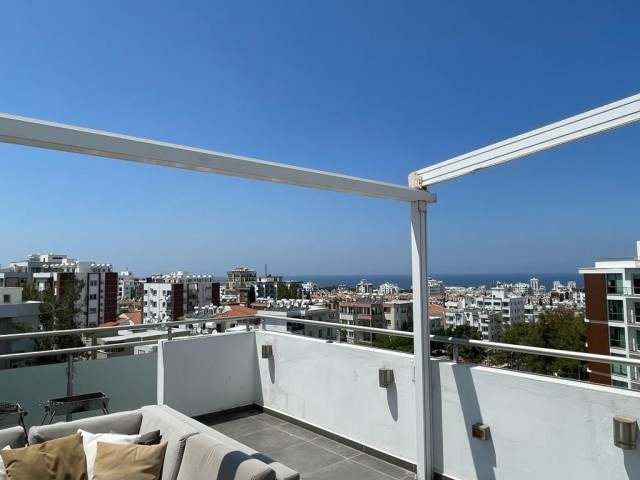 3 + 1 PENTHOUSE ZUM VERKAUF MIT GROßER TERRASSE IM ZENTRUM VON KYRENIA ** 